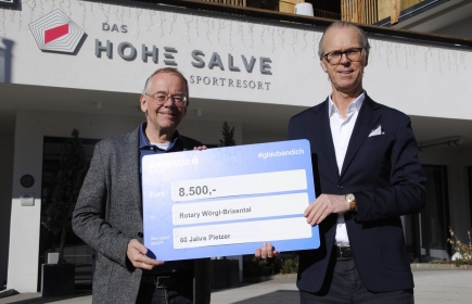 Übergabe der Spendengelder von Anton Pletzer an Rotary-Präsident Martin Salcher   Foto: Eberharter